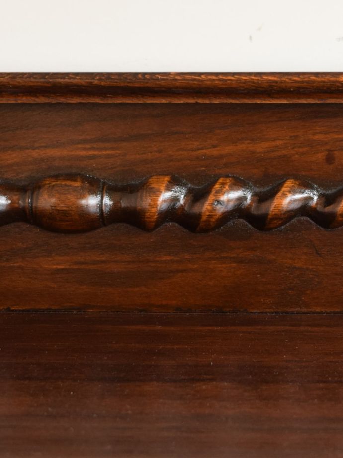 英国アンティーク家具らしい装飾