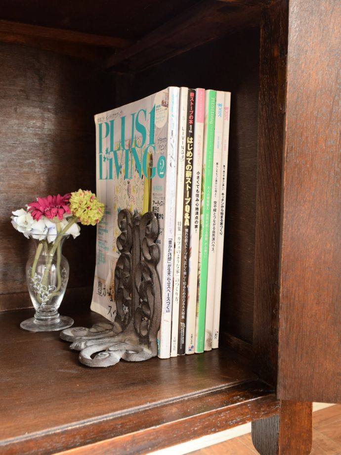 サイドボードの扉を開けると