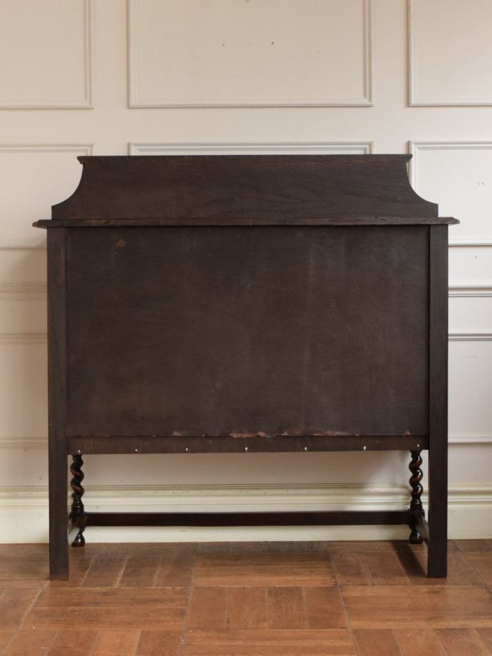 キャビネットの後ろ姿