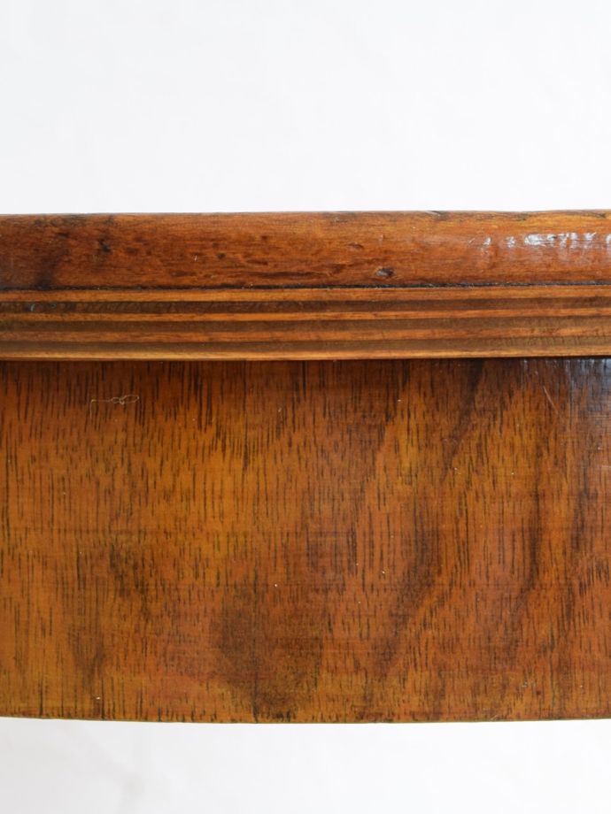 英国アンティーク家具らしい装飾