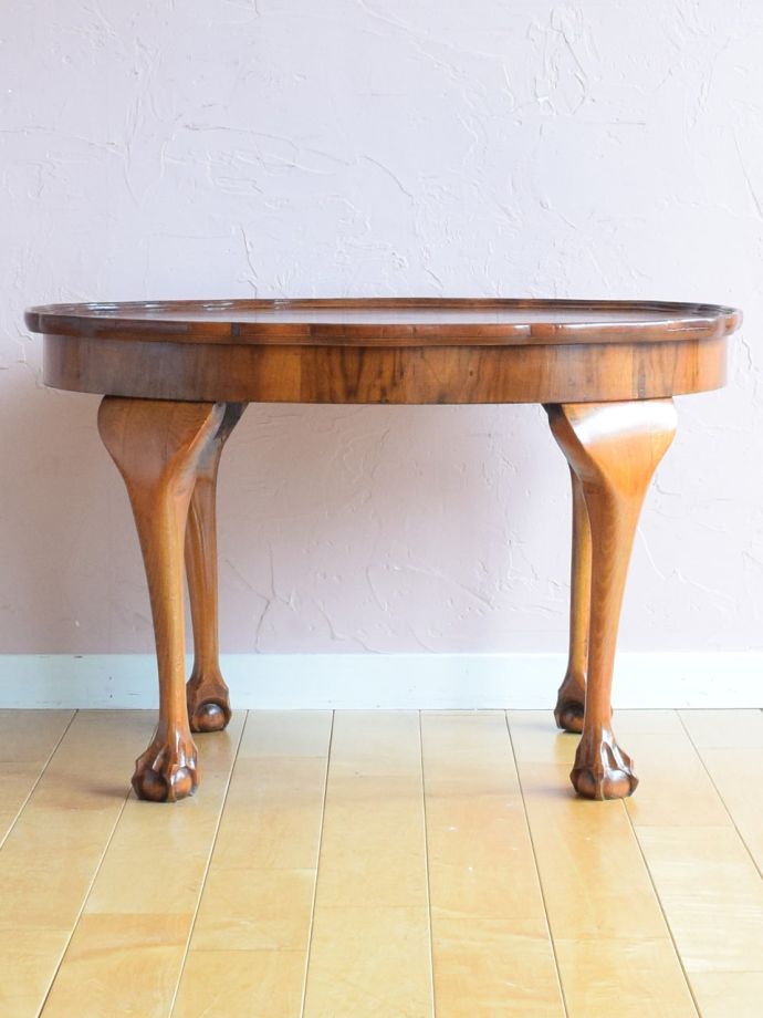 コーヒーテーブルの後ろ姿