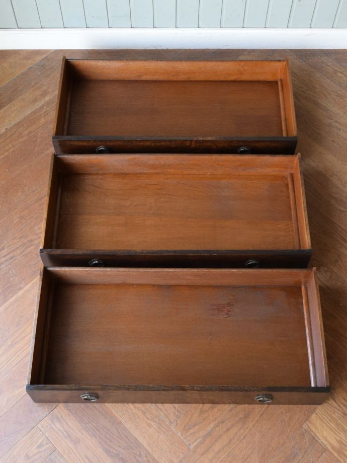 アンティークチェストの引き出しの中