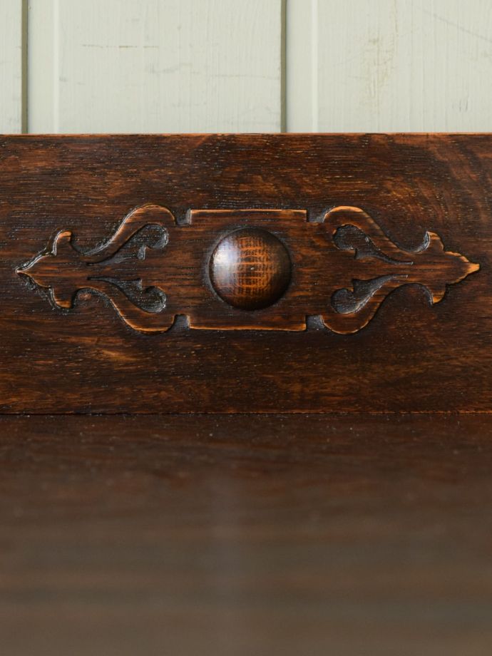 アンティークチェストの彫