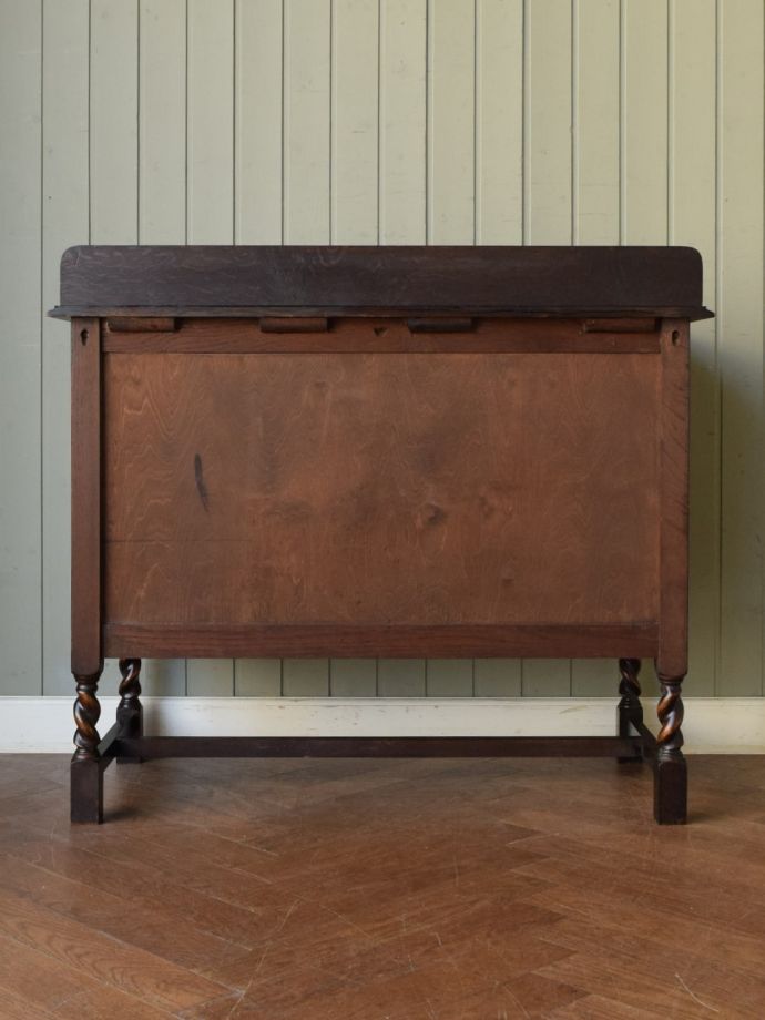 アンティークチェストの後ろ姿