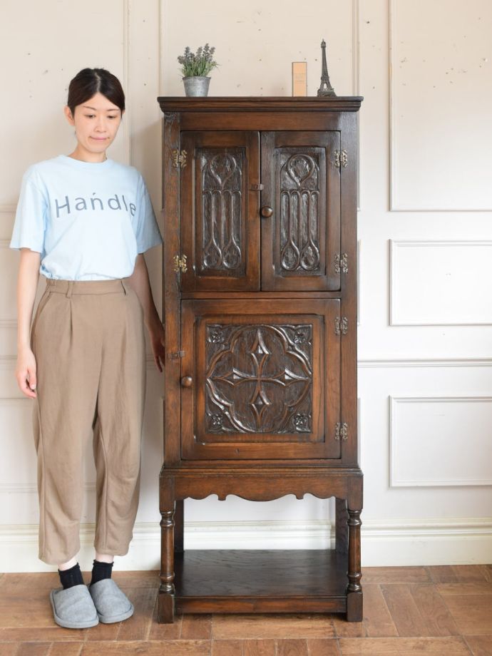 英国アンティークのキャビネット