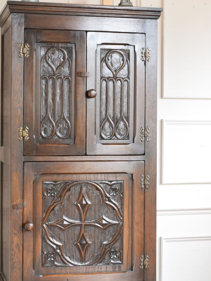 アンティーク家具らしい美しい杢目