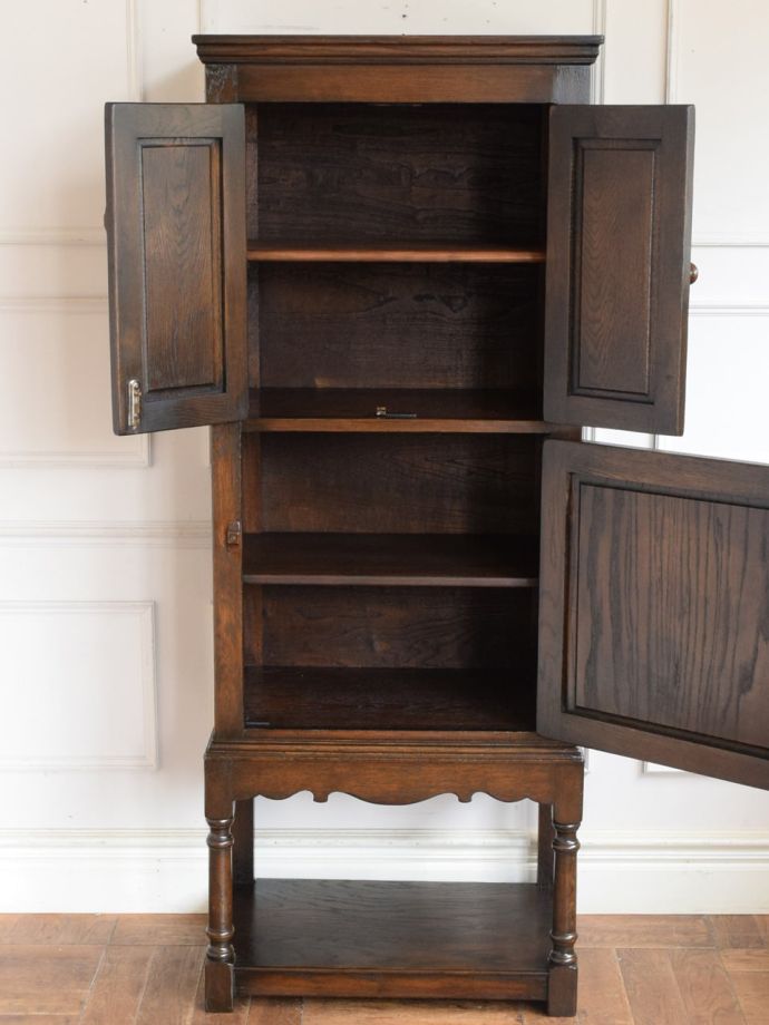 アンティークキャビネットの扉の中