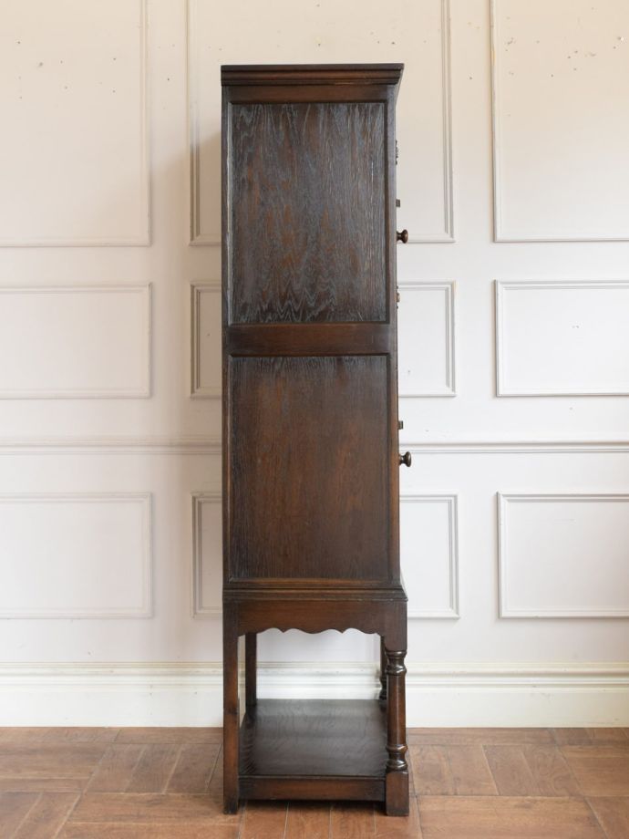 カップボードチェストの側面