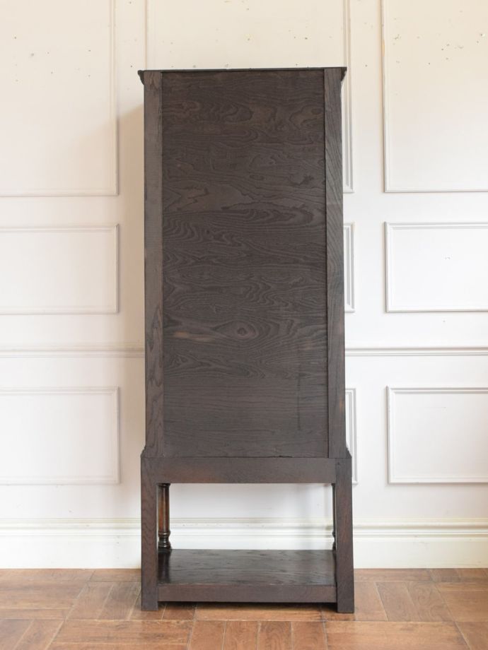 キャビネットの後ろ姿