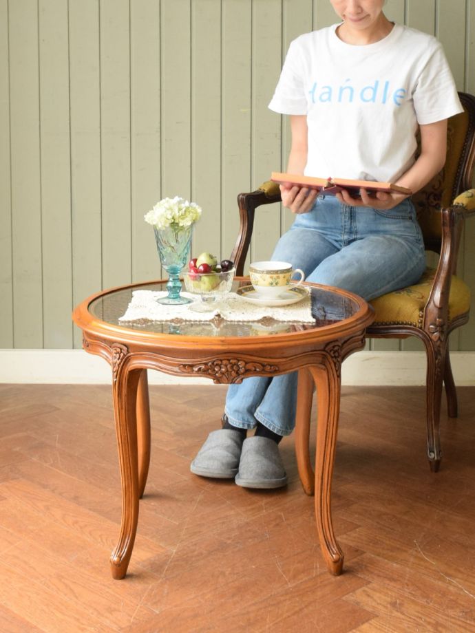 フランスの優雅なコーヒーテーブル