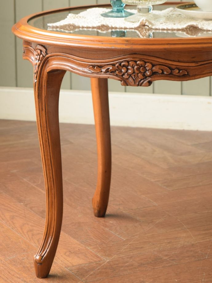 フランスの家具らしい美しいフォルム