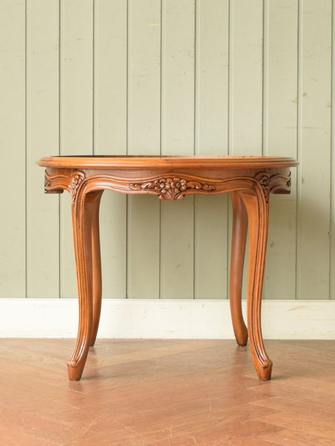 アンティークテーブルの横顔