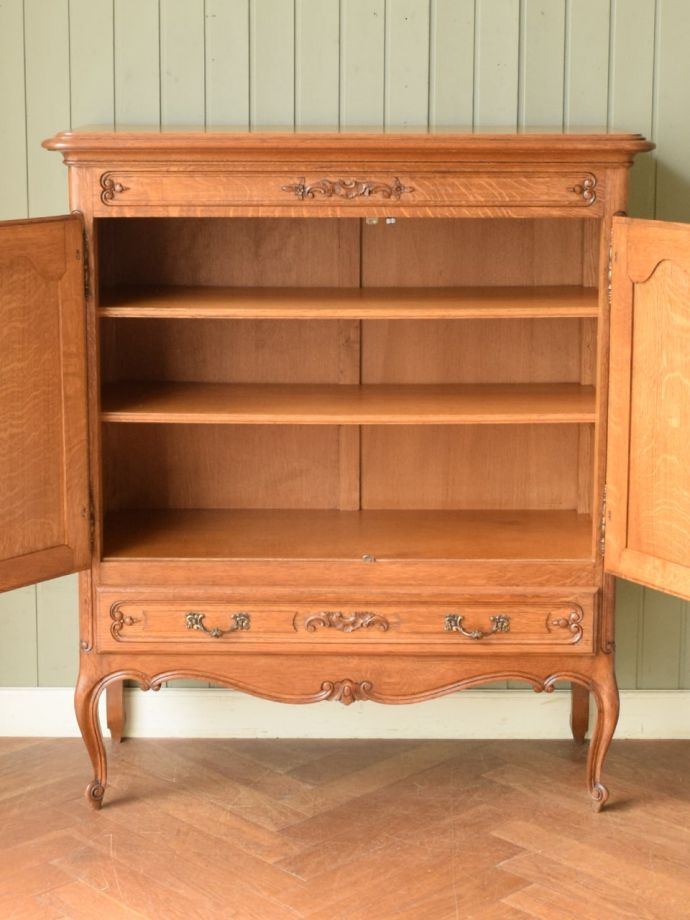 アンティークのサイドボードの扉の中