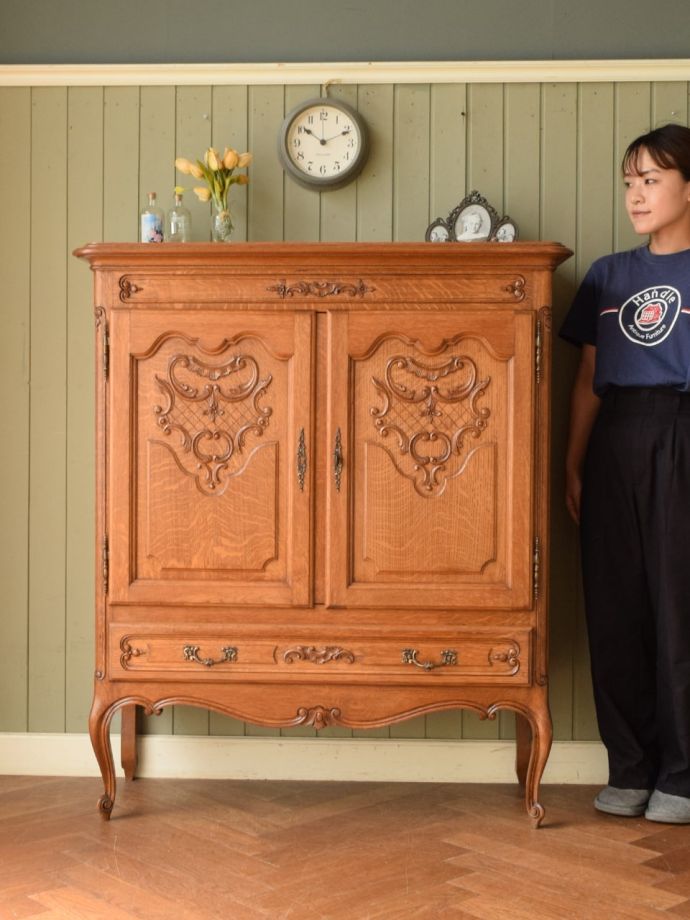 フランスの優雅なサイドボード