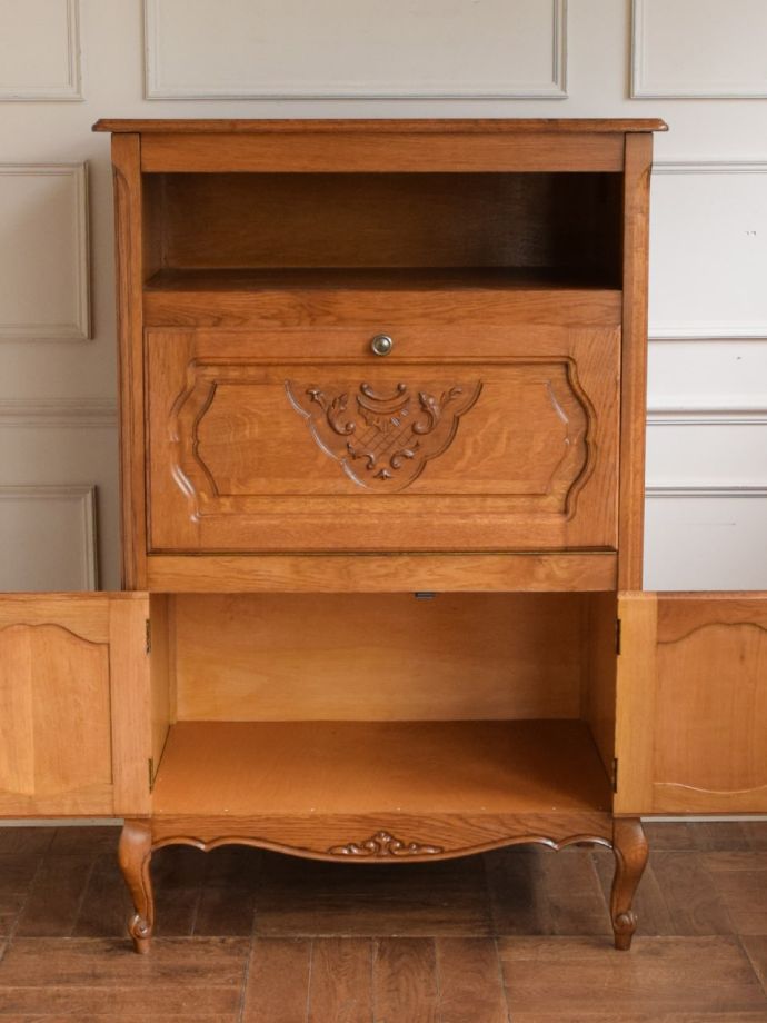 アンティークのキャビネットの扉の中