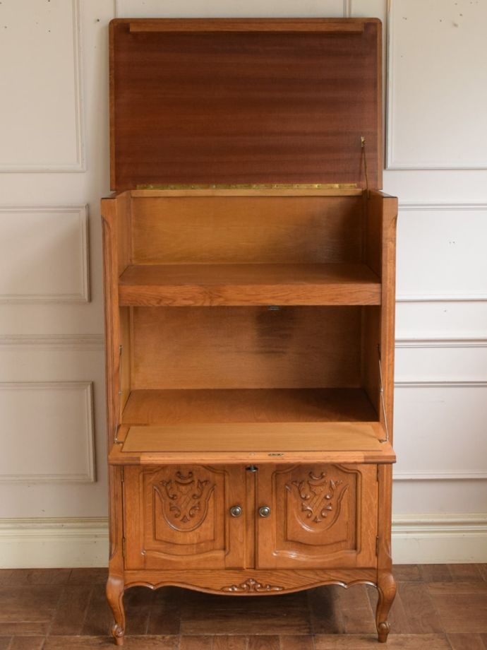 アンティークのサイドボードの扉の中