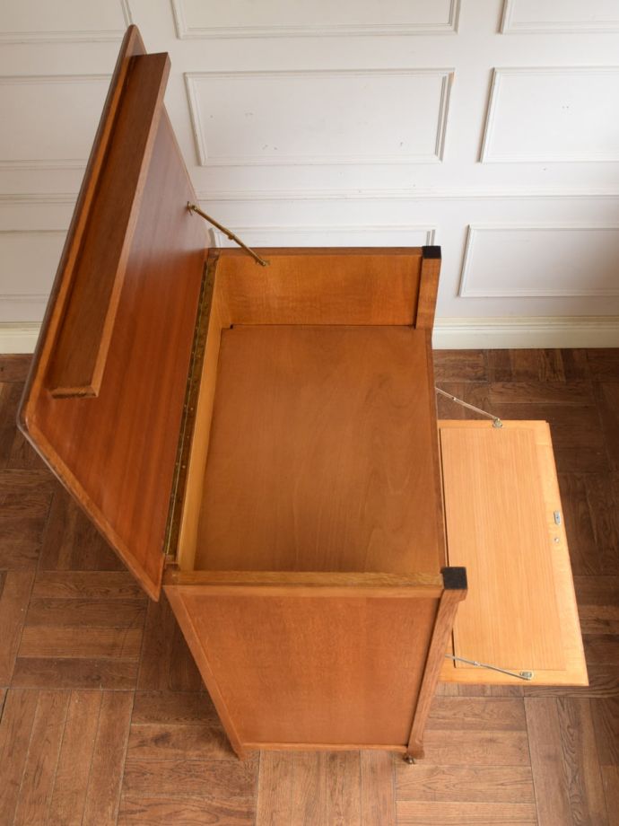 アンティークのサイドボードの天板