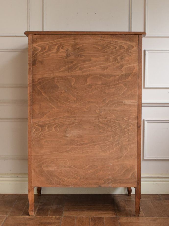 サイドボードの後ろ姿