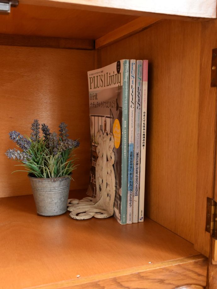 サイドボードの扉を開けると