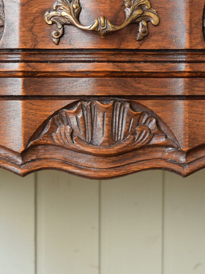 フランスらしい彫り