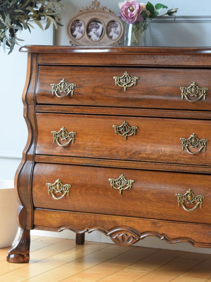 アンティークのコモードの魅力