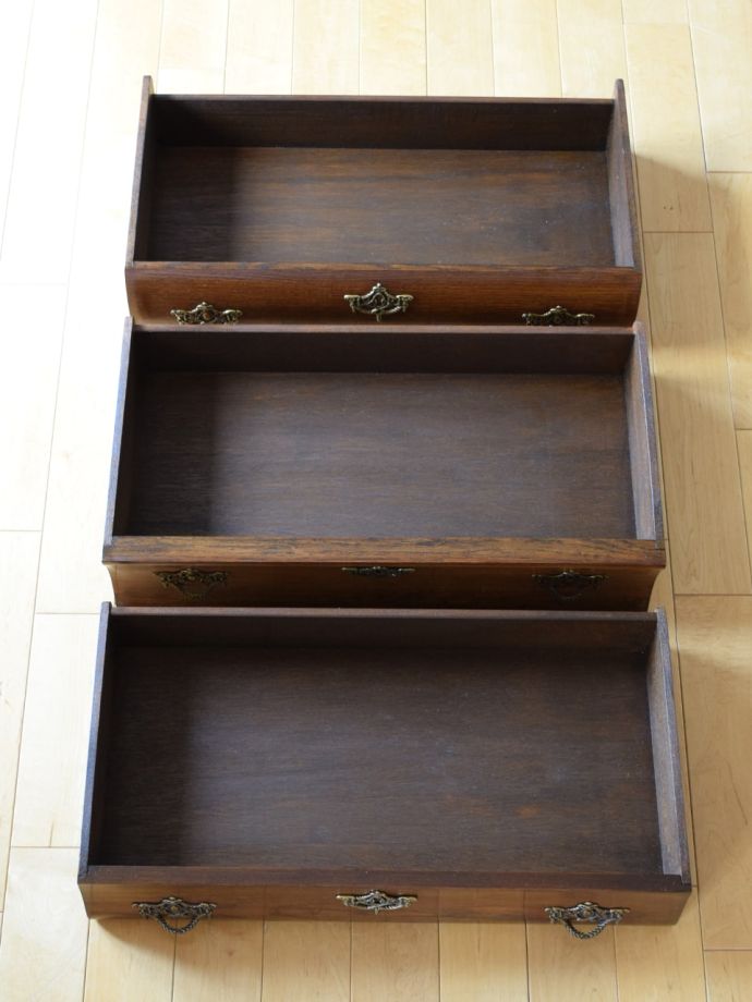 フランスのチェストの引き出しの中