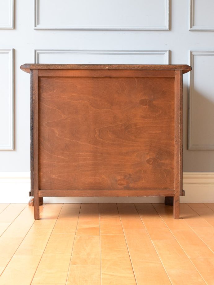 チェストの後ろ姿