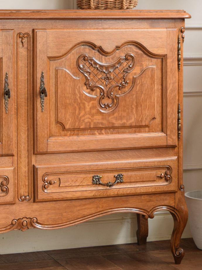 フランスのアンティークらしい美しい彫