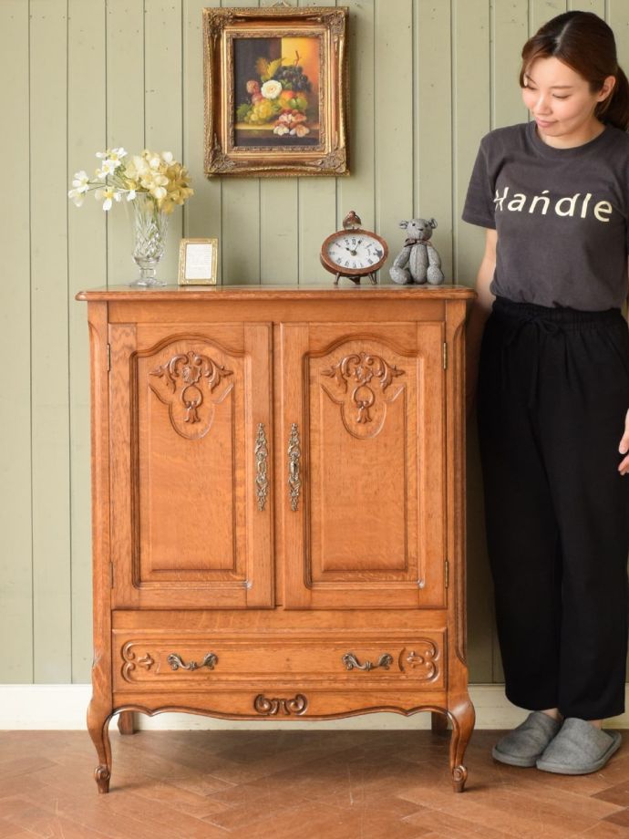 フランスの優雅なサイドボード