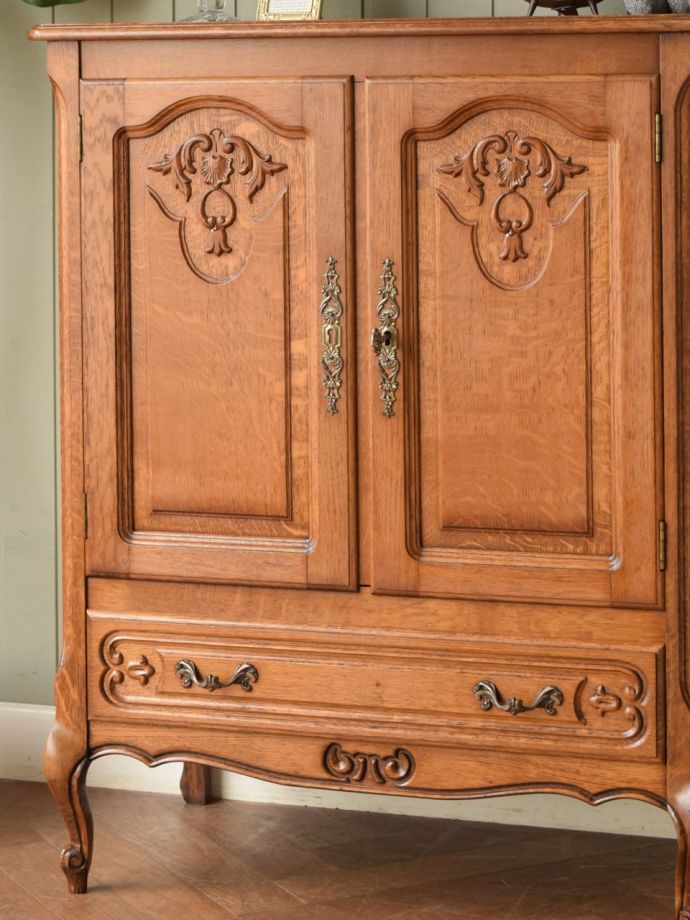 フランスのアンティークらしい美しい彫