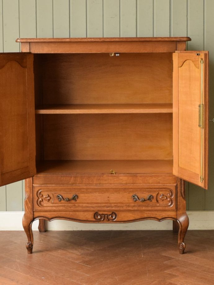 アンティークのサイドボードの扉の中