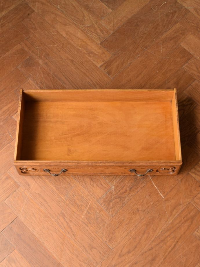 サイドボードの引き出しの中