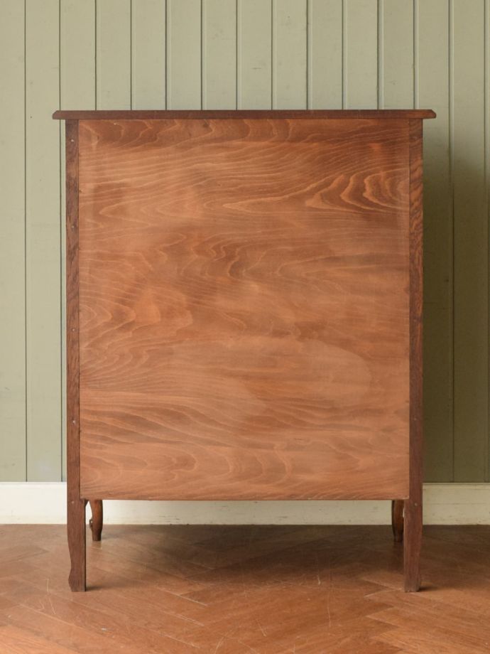 サイドボードの後ろ姿