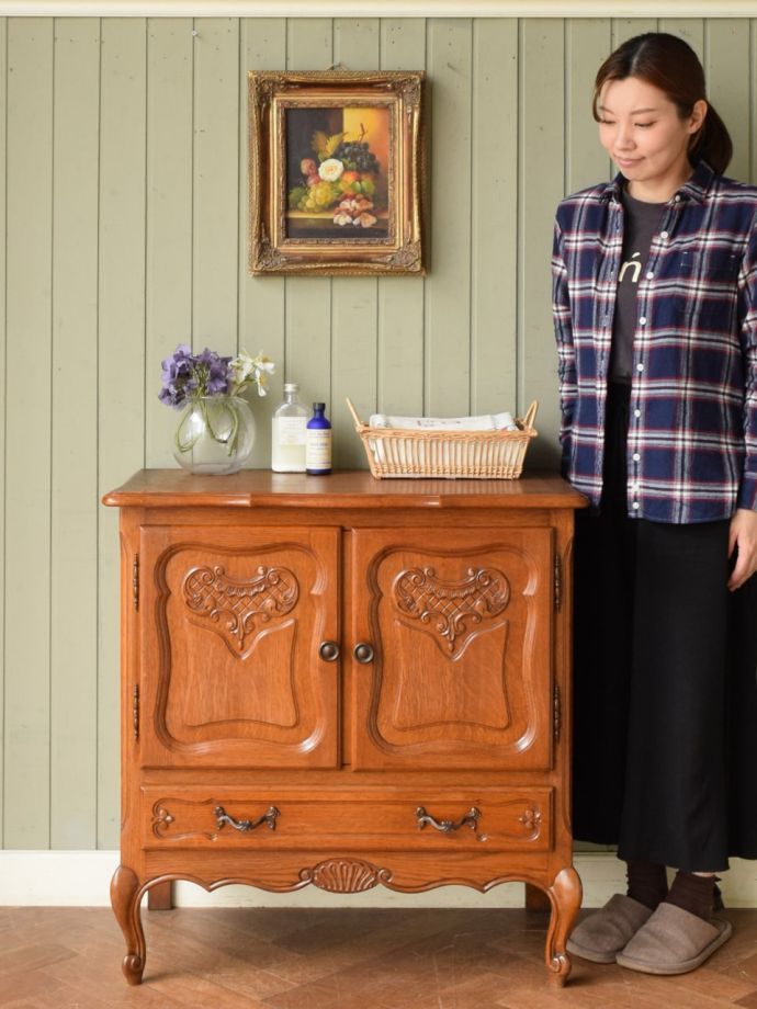 フランスの優雅なサイドボード