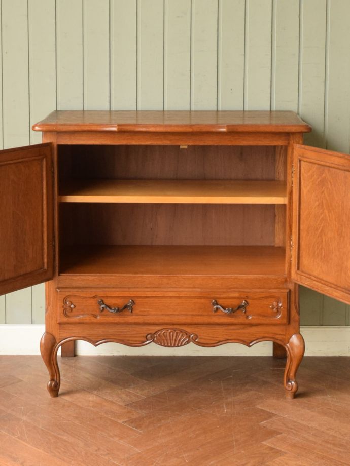 アンティークのサイドボードの扉の中