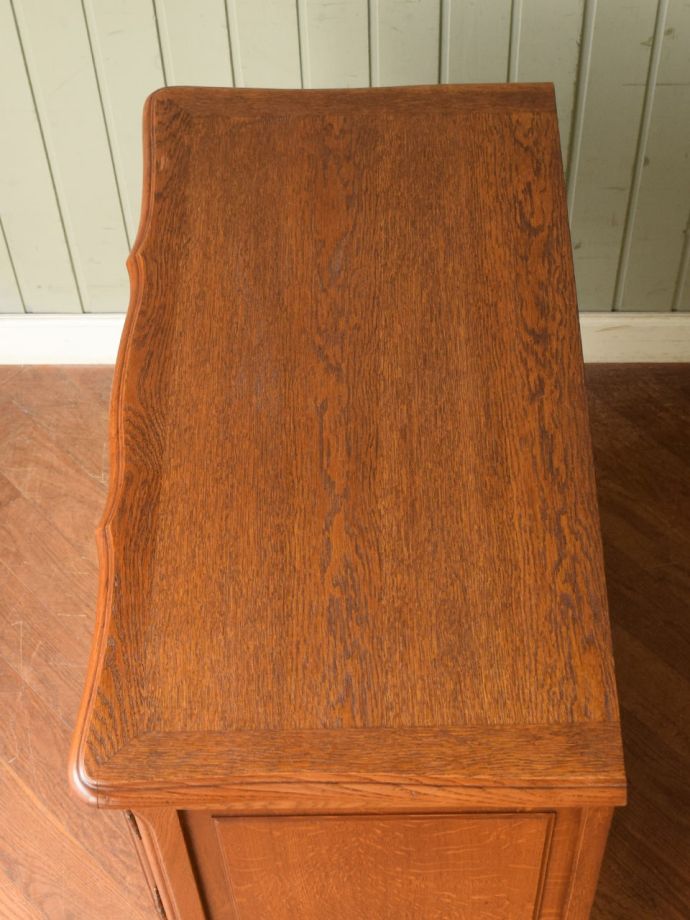 アンティークのサイドボードの天板