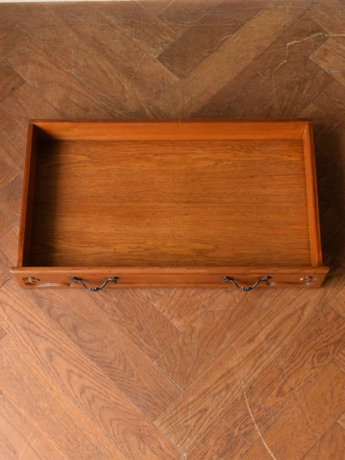 サイドボードの引き出しの中