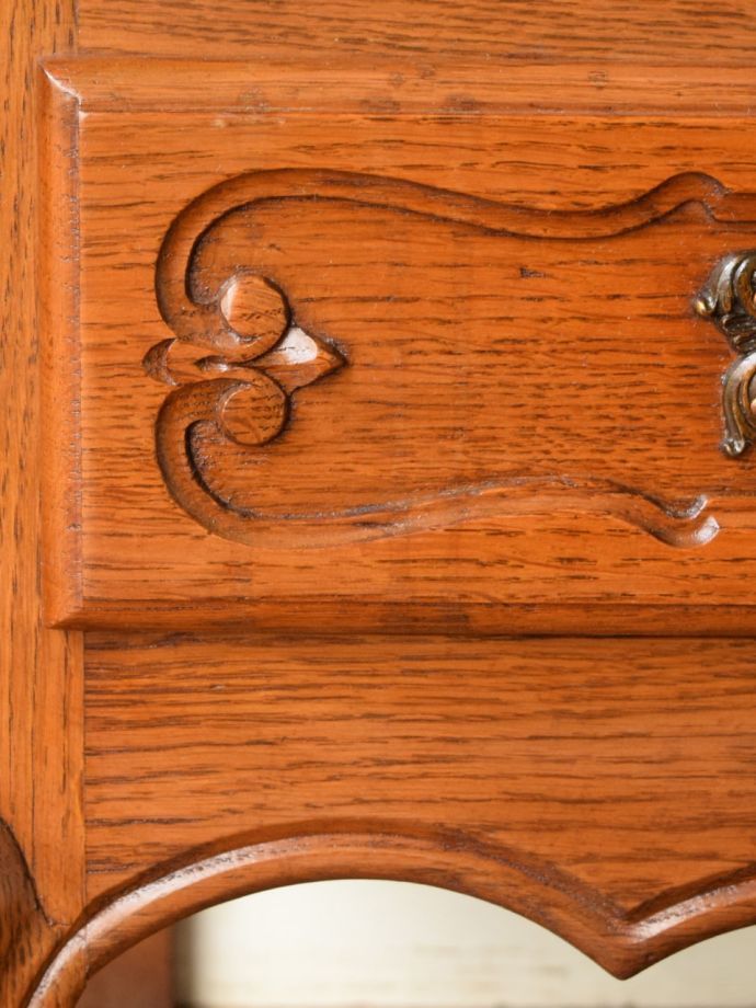 フランス家具らしい美しい彫り