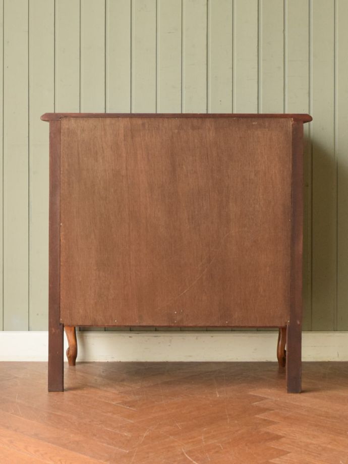 サイドボードの後ろ姿