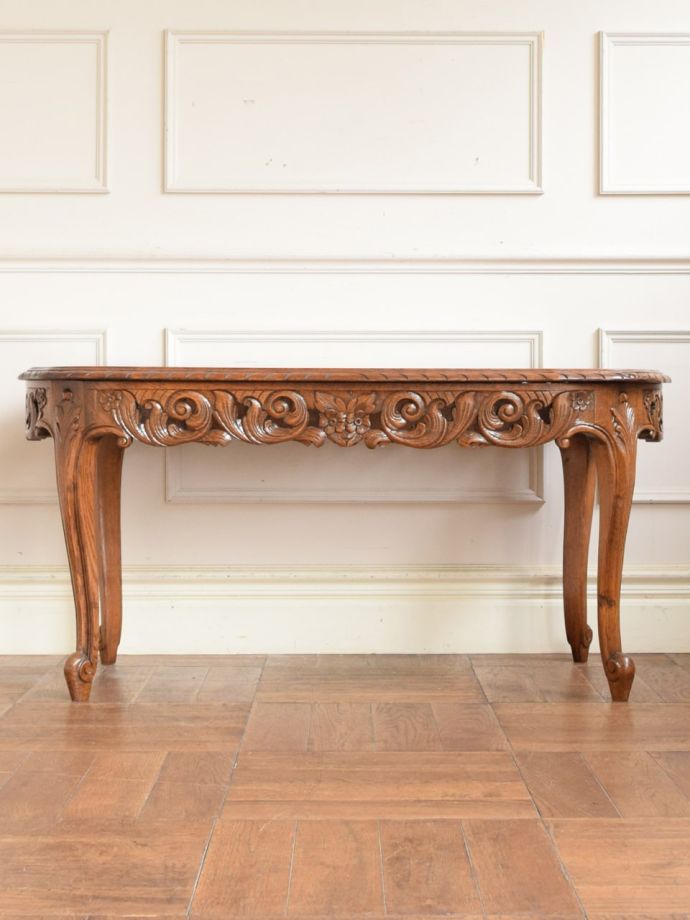 アンティークテーブルの横顔