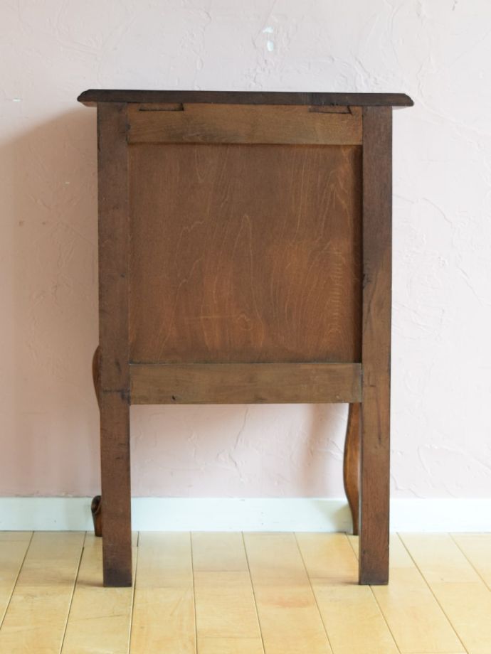 サイドチェストの後ろ姿