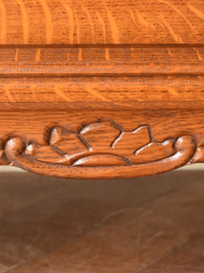 アンティークのチェストの装飾