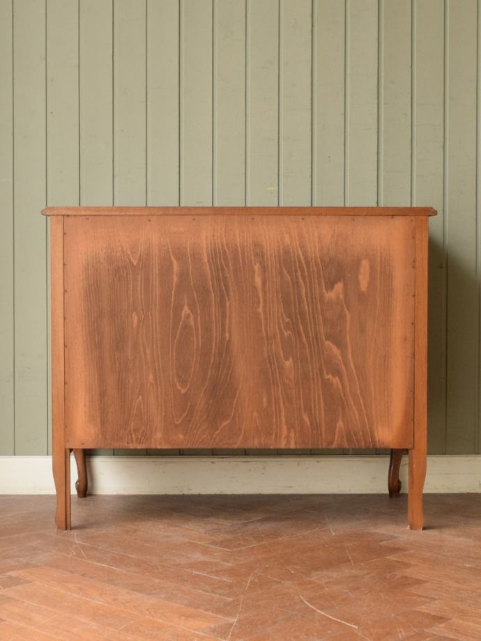 チェストの後ろ姿