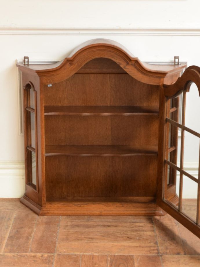 アンティークのキャビネットの扉の中