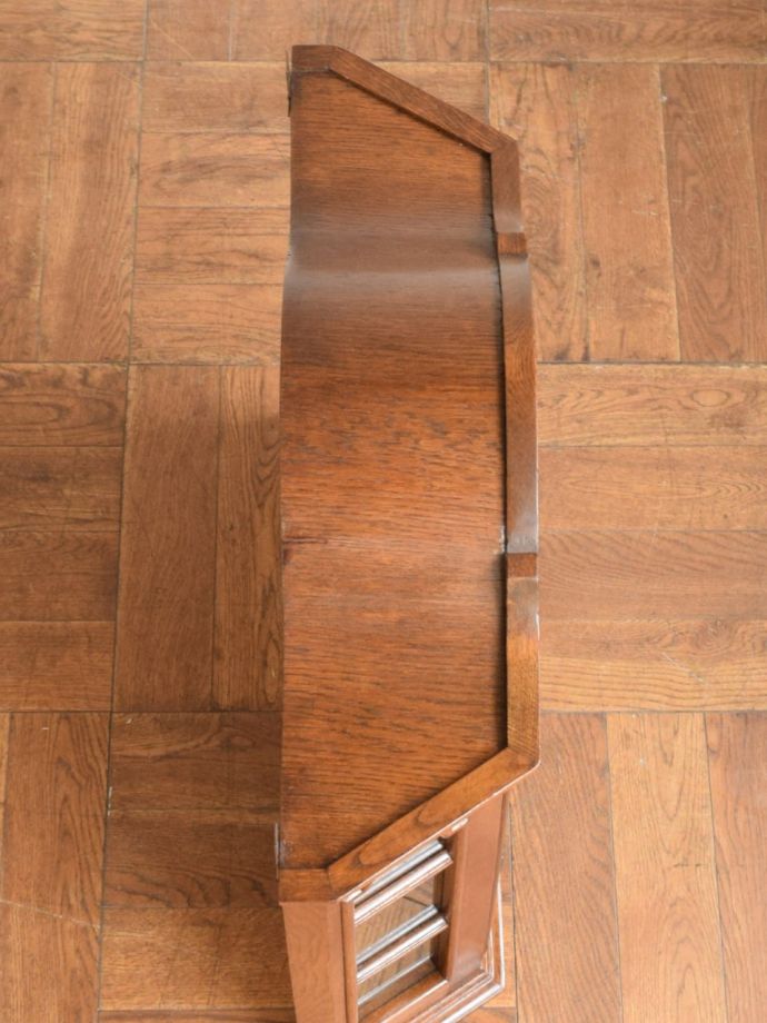 アンティークのキャビネットの天板