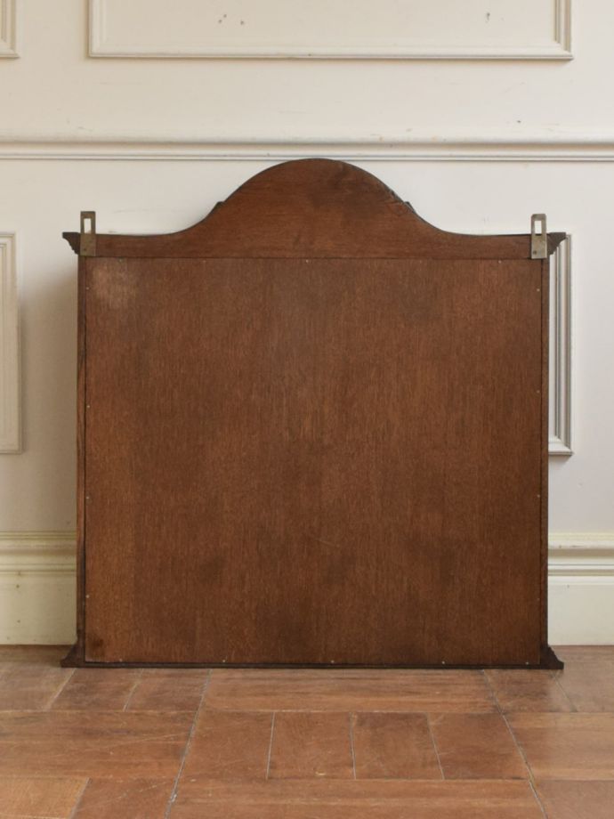 キャビネットの後ろ姿