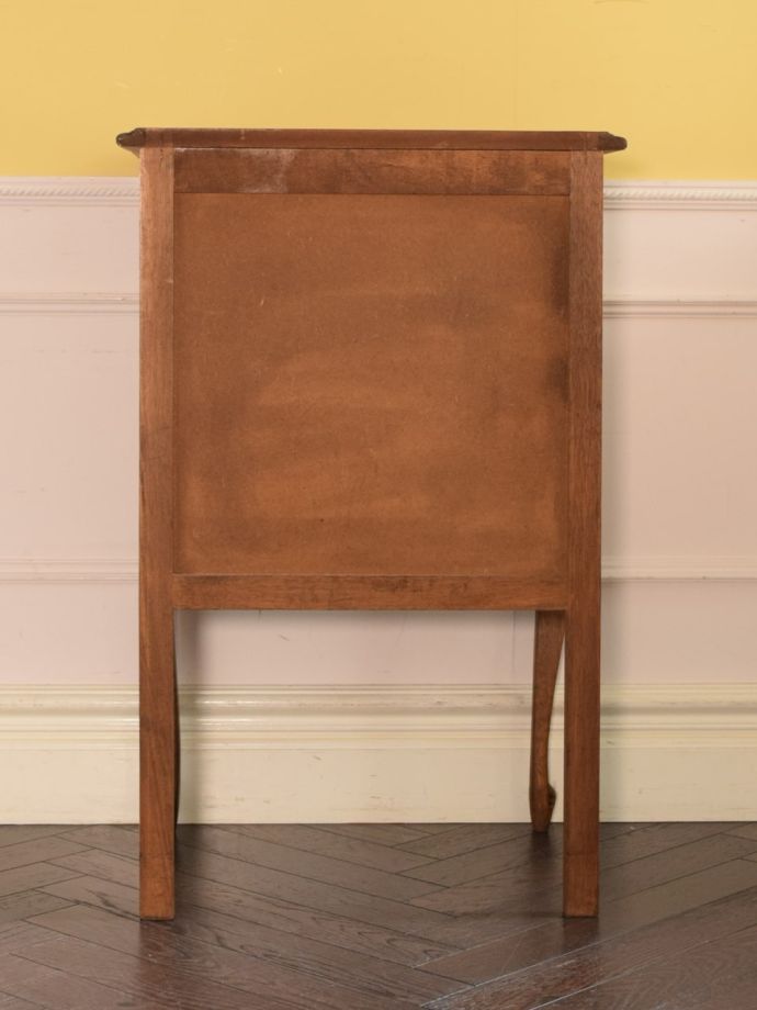 サイドチェストの後ろ姿