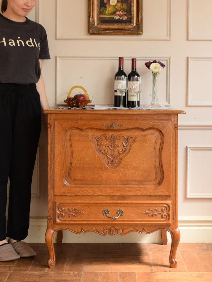 フランスの優雅なサイドボード