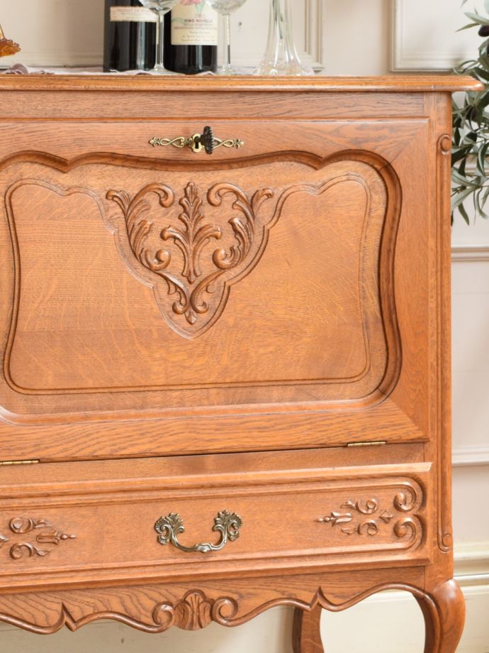 フランスのアンティークらしい美しい彫