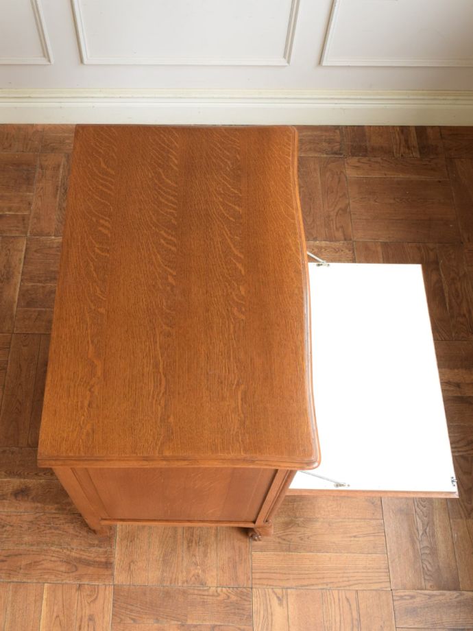 アンティークのサイドボードの天板